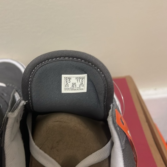 Brand new in box Old skool lite suede/canvqs pewter color vans. Size 9.5 US. - Picture 5 of 5